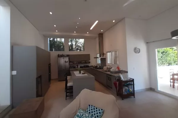 Maravilhosa casa de alto padrão, no bairro Jd. dos Ypês, em Monte Alegre do Sul! 