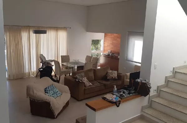 Maravilhosa casa de alto padrão, no bairro Jd. dos Ypês, em Monte Alegre do Sul! 