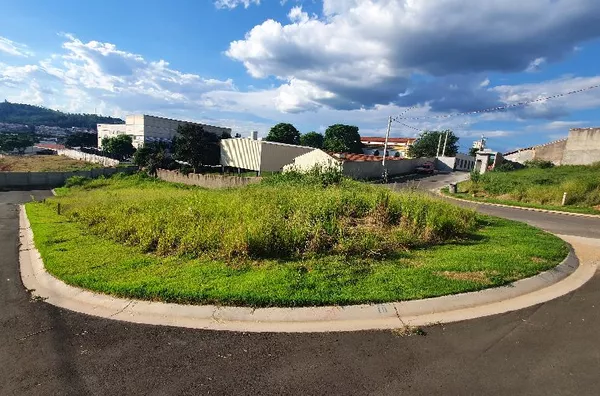 Excelente terreno no Cond. Villa di Roma!