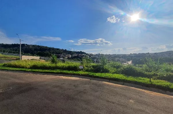 Excelente terreno no Cond. Villa di Roma!