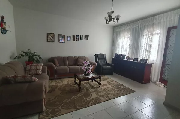 Casa ampla, com edícula no Jardim Itália! 