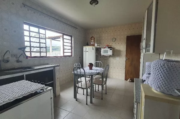 Casa ampla, com edícula no Jardim Itália! 