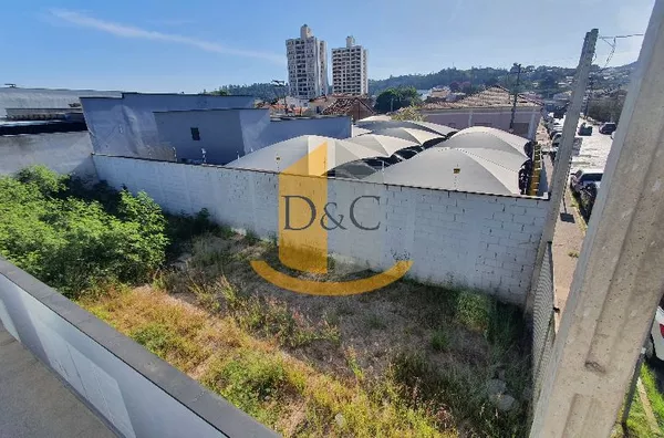 OPORTUNIDADE- Terreno em rua com grande potencial comercial no Centro! 