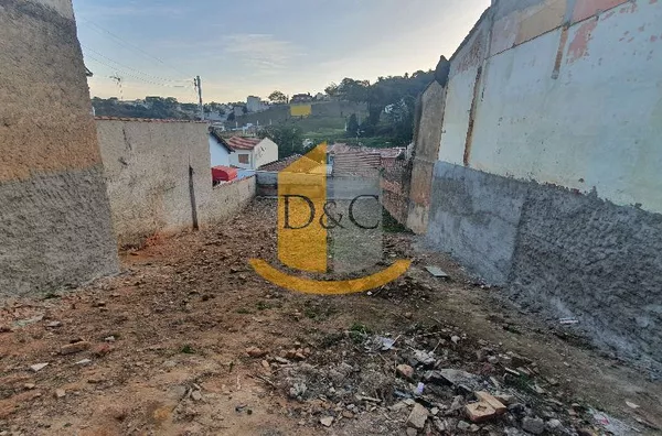 Terreno com 268m² no Centro! Grande oportunidade para aproveitamento comercial. 