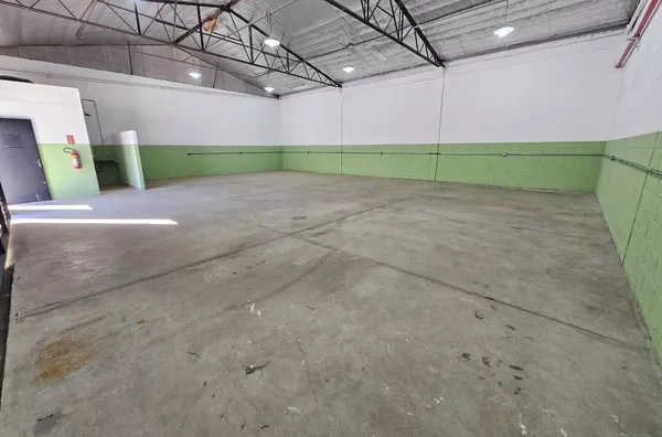 Barracão C/ 180m² para locação em excelente localização! Amparo-SP - Foto 1