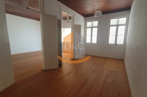 Imóvel histórico no Centro! Localização privilegiada. 