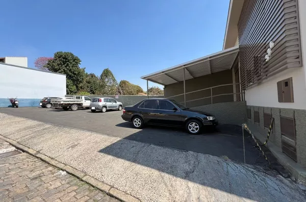 Prédio comercial no Centro! Amparo