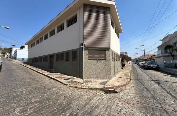 Prédio comercial no Centro! Amparo