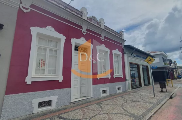 Imóvel histórico no Centro! Localização privilegiada. 