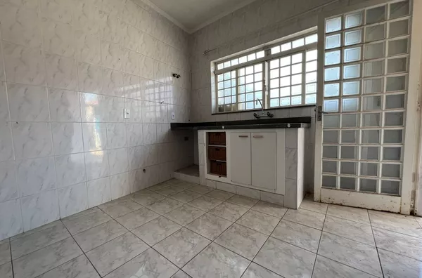 Imóvel com 02 casas à venda próximo ao Centro! Amparo-SP