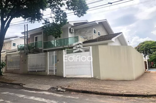 Sobrado de esquina para venda no centro