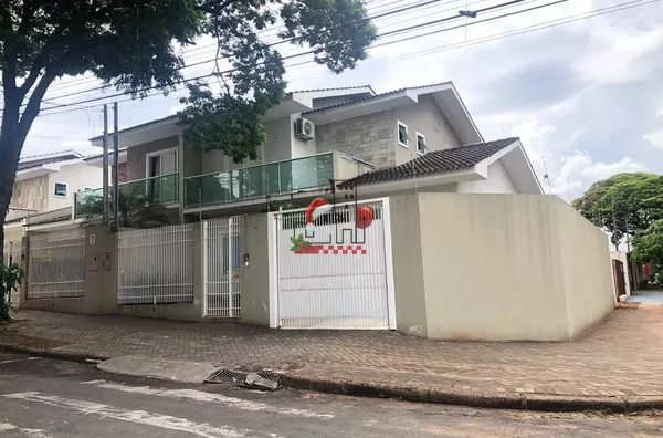 Sobrado de esquina para venda no centro