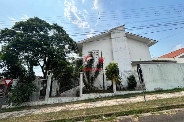 Sobrado à venda em esquina