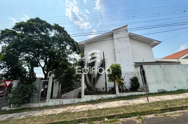 Sobrado à venda em esquina