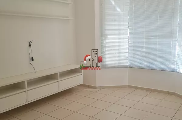 CASA À VENDA COM 01 SUÍTE + 02 QUARTOS