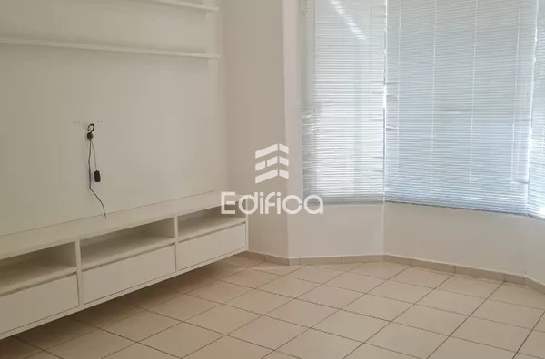 CASA À VENDA COM 01 SUÍTE + 02 QUARTOS