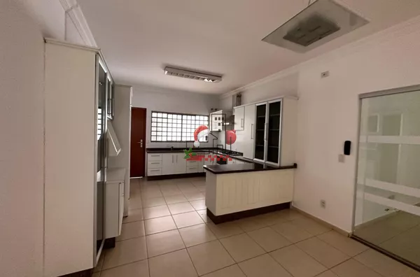 Casa à  venda em condomínio