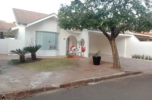 CASA À VENDA COM 01 SUÍTE + 02 QUARTOS