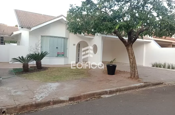 CASA À VENDA COM 01 SUÍTE + 02 QUARTOS