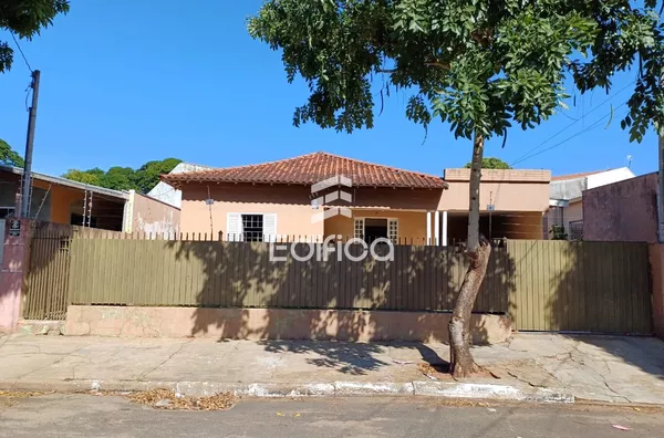 Casa à venda, 4 quarto(s), Centro, Paranavaí