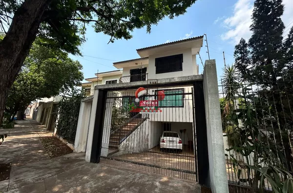 Sobrado à venda em esquina