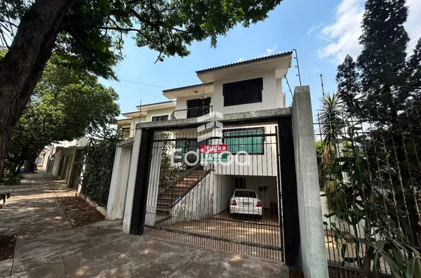 Sobrado à venda em esquina