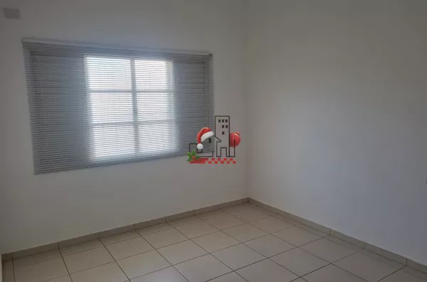 CASA À VENDA COM 01 SUÍTE + 02 QUARTOS