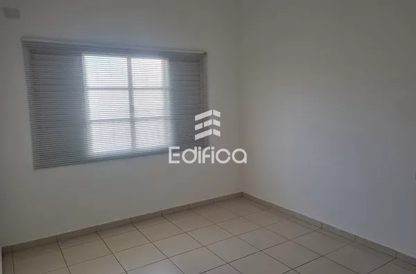 CASA À VENDA COM 01 SUÍTE + 02 QUARTOS