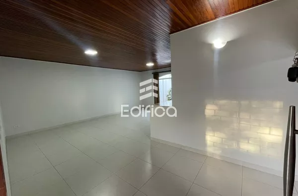 Casa à Venda 