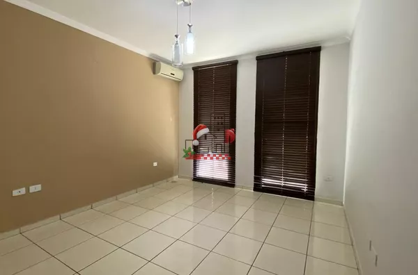 Casa com 1 suite + 2 quartos