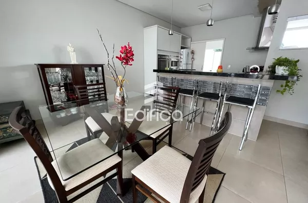 Casa à venda em condomínio  