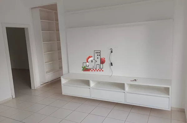 CASA À VENDA COM 01 SUÍTE + 02 QUARTOS