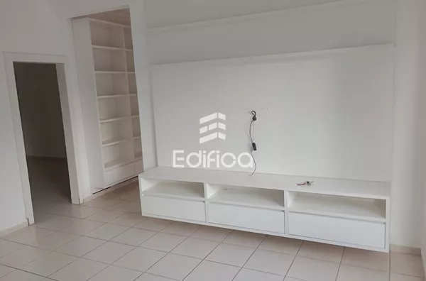 CASA À VENDA COM 01 SUÍTE + 02 QUARTOS