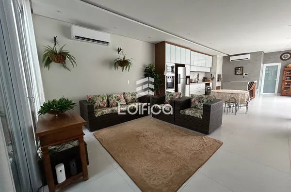 Casa em condomínio à venda