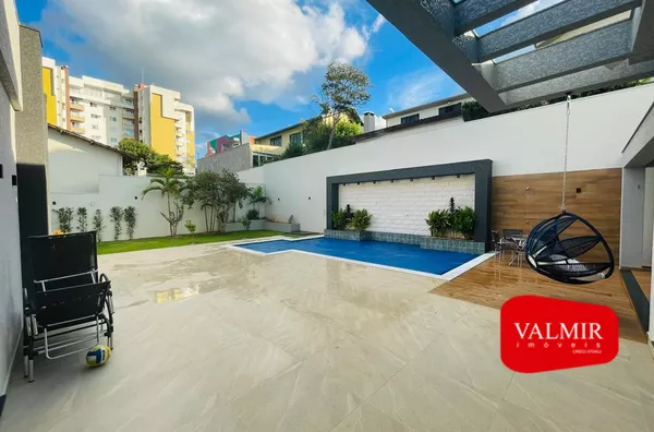 Á VENDA CASA DE ALTO PADRÃO SEMIMOBILIADO 