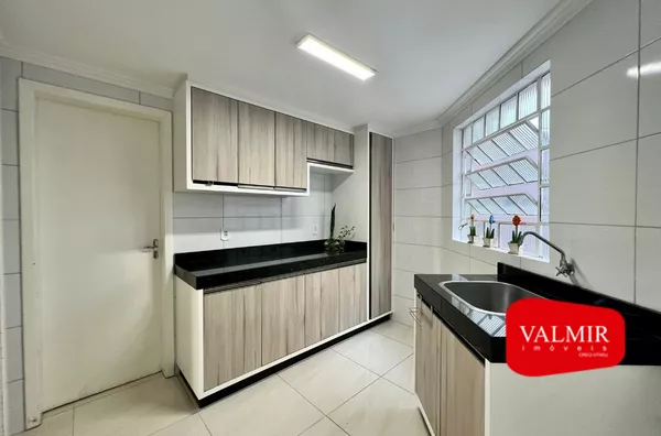 CASA COMERCIAL Á VENDA NO CENTRO