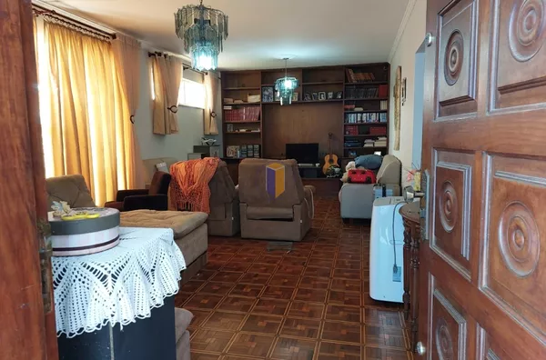 CASA RUA SUIÇA - PRÓX. ARAMANDO PANNUNZIO