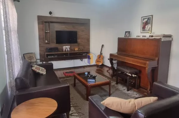 CASA RUA GUSTAVO TEIXEIRA - EM FRENTE AO COLÉGIO SALESIANO