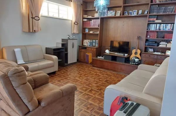 CASA RUA SUIÇA - PRÓX. ARAMANDO PANNUNZIO