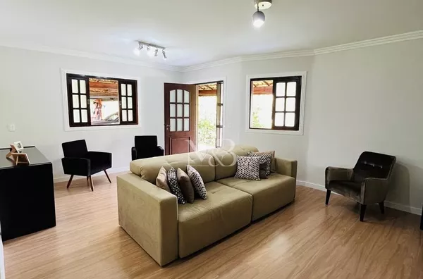 Casa Térrea com 3 Suítes, Piscina e Área Gourmet no Condomínio Vale do Lago