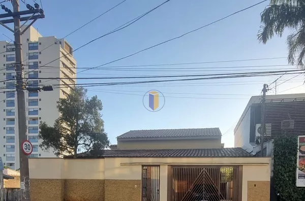CASA RUA GUSTAVO TEIXEIRA - EM FRENTE AO COLÉGIO SALESIANO