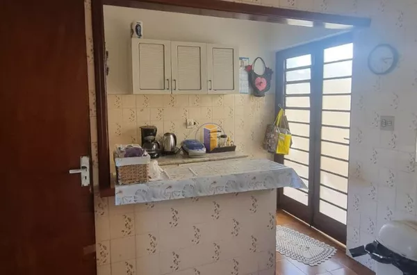 CASA RUA GUSTAVO TEIXEIRA - EM FRENTE AO COLÉGIO SALESIANO