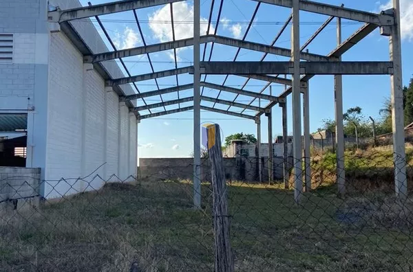 LOTE DE 835,17m² COM PRÉ-MOLDADO