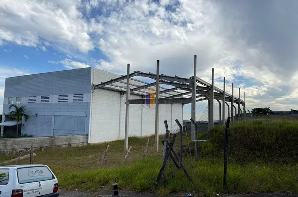 LOTE DE 835,17m² COM PRÉ-MOLDADO