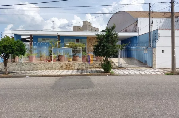 CASA RUA SUIÇA - PRÓX. ARAMANDO PANNUNZIO