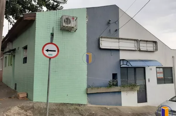 CASA COM SALAS COMERCIAIS NA RUA SALVADOR CORRÊA