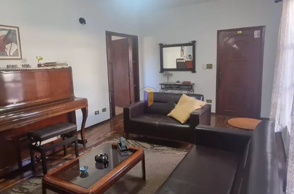 CASA RUA GUSTAVO TEIXEIRA - EM FRENTE AO COLÉGIO SALESIANO