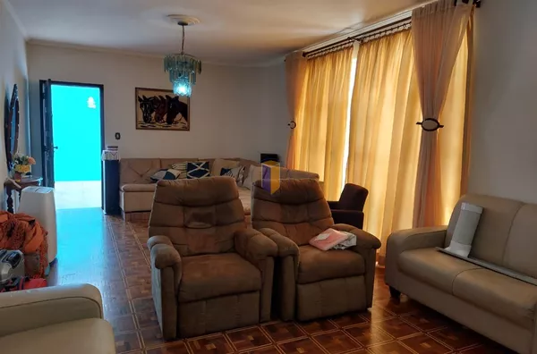 CASA RUA SUIÇA - PRÓX. ARAMANDO PANNUNZIO