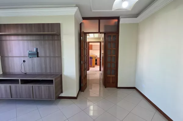 APARTAMENTO COM 3 DORMITÓRIOS E 3 VAGAS COBERTAS – ESPAÇO E CONFORTO!