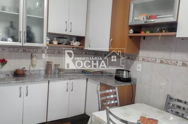2.Quartos, sala, cozinha, banheiro, vaga de Garagem, árae de serviço.